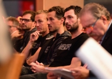 Den ernsten Mienen zum Trotz kamen Sandro Schwarz und sein Trainerteam (Jan-Moritz Lichte, Michael Turk, Michael Falkenmayer) und ihre Mannschaft bei der Mitgliederversammlung am Montag nicht schlecht weg.