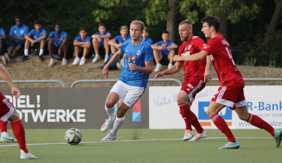 Alexander Rimoldi (Mitte) belegte beim frühen 1:0 in Worms wieder einmal die Stärke des SV Gonsenheim bei Standards.