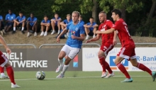 Alexander Rimoldi (Mitte) belegte beim frühen 1:0 in Worms wieder einmal die Stärke des SV Gonsenheim bei Standards.