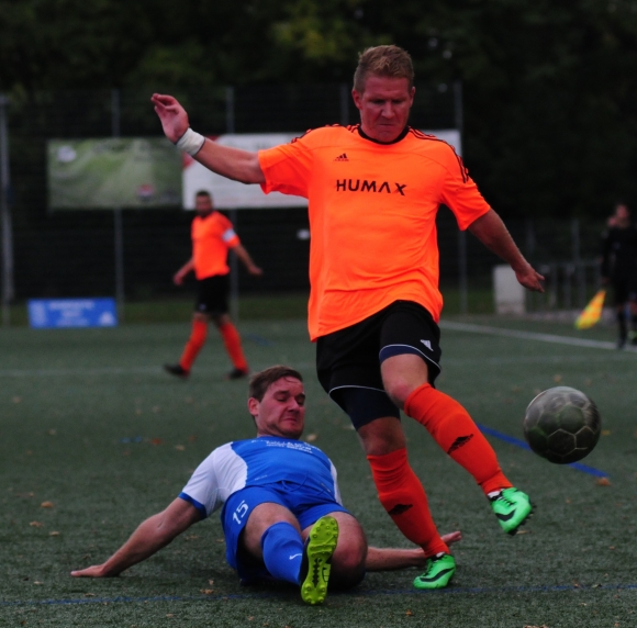 In dieser Szene in der ersten Halbzeit konnte Patrick Stanczyk (l.) Robert Peters noch stoppen. In der 63. Minute aber erzielte der Bretzenheimer das 2:1.
