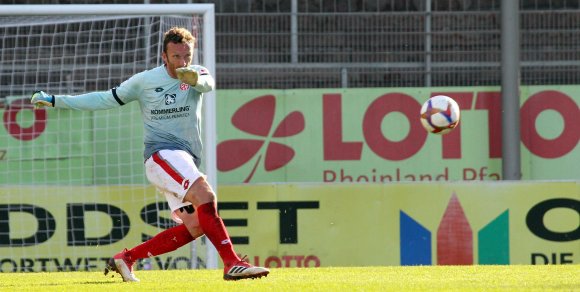 Graue 12 statt roter 13: Sein Debüt als Torwart gab Dominic Peitz nach der Roten Karte gegen Finn Dahmen. 