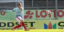 Graue 12 statt roter 13: Sein Debüt als Torwart gab Dominic Peitz nach der Roten Karte gegen Finn Dahmen. 