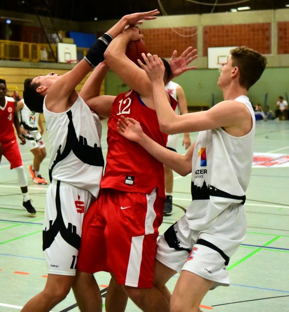 Hart verteidigt: Tobias Datz (l.) und Niklas Krause provozieren ein Foul von Cem Akbayir in Form eines Ellbogeneinsatzes.