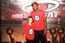 Ganz nah dran an den NBA-Trophäen: DJK-Talent Niki Mylonas und US-Spieler Udonis Haslem von den Miami Heat.