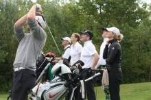 Der erste Abschlag am ersten Loch. Das war der Auftakt für über dreizehneinhalb Stunden Golf für den guten Zweck.