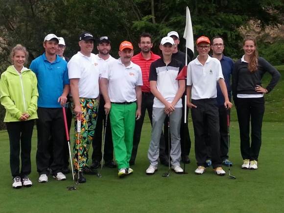 Ein starkes Team: Henning Brinkmann (mit grüner Hose), Nico Zimmermann (mit blauem Poloshirt), Marcus Skala (mit sehr bunter Hose) sowie einige der Caddies am letzten Loch.  