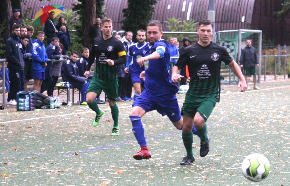 Mühsam und feucht ging es beim 1:1 im jüngsten Heimspiel der TSG Bretzenheim 46 (Mitte: Nils Krämer) gegen den VfR Grünstadt zu. Nun geht es für das Krisenteam zu den Pfälzern, bei denen im Frühjahr ein 2:1-Sieg gelang.