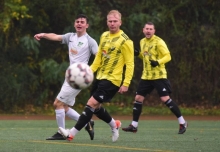 Spielerisch sah es nicht schlecht aus, was Arlind Hoti (l.) und die TuS Marienborn anstellten. Pech hatte der Mittelfeldspieler, als er den Schuss zum 0:1 abfälschte und damit erst unhaltbar machte.