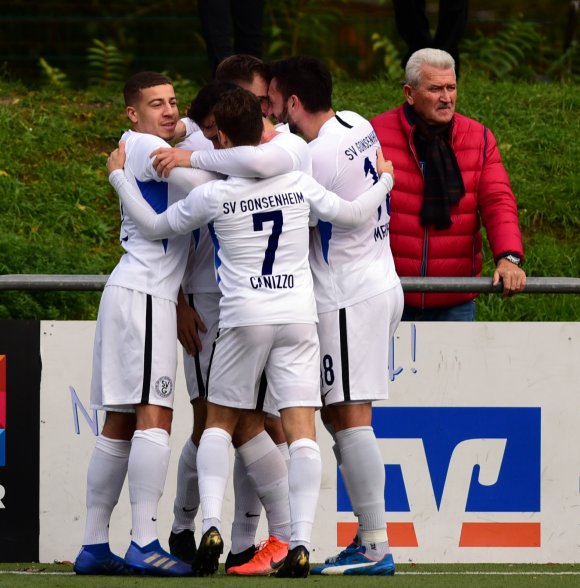 Die Gonsenheimer Spielertraube freut sich über das 1:0, verdeckt aber den Torschützen...