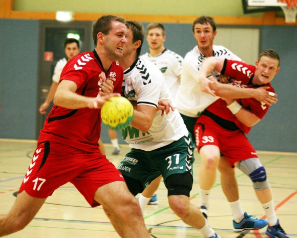 Zur Schwerstarbeit wird gegen eine Zweitligaabwehr der Versuch, sich körperlich durchzusetzen, um zum Abschluss zu kommen. Christian Gettert (l.) wählte bald den Schussversuch aus der zweiten Reihe und traf so in beiden Halbzeiten je zweimal ins Tor der DJK Rimpar Wölfe. 