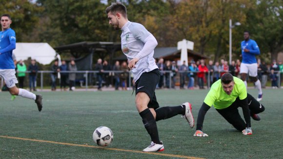 Der Eicher Torwart Christopher Hudolin kann nur noch zuschauen, wie Tobias Schwab den Ball zum 1:0 ins Tor schiebt...