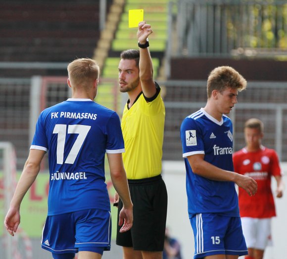 Der Pirmasenser Max Grünnagel (l.) sah zwar beim jüngsten Gastspiel des FKP im Bruchwegstadion die Gelbe Karte, schoss sein Team aber kurz nach der Pause zum 1:0-Sieg über die Mainzer U23, die dafür nach der Saison Florian Bohnert (r.) holte.