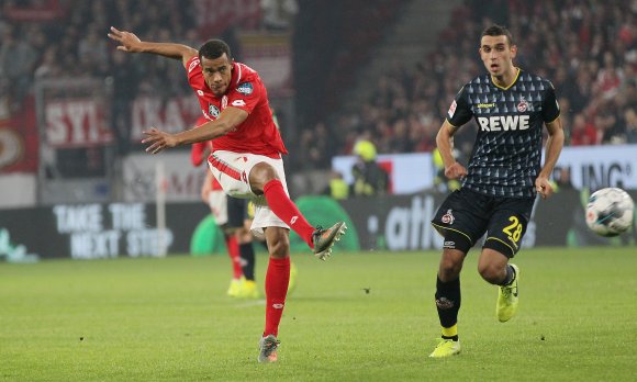 Wenn 05-Trainer Sandro Schwarz davon spricht, seine Mannschaft solle am Samstag das „Köln-Gesicht“ zeigen, meint er nicht das des FC-Spielers Skhiri Ellyes (r.), sondern das von Robin Quaison (hier bei seinem Schuss zum 2:1).