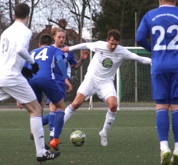 Im ersten Heimspiel des Jahres kassierte die TSG Bretzenheim (Mitte: Simon Höss) gegen Viktoria Herxheim ein 1:3. Damals war es ein Spitzenspiel des Landesliga. Am Sonntag treffen sich die beiden Teams als Konkurrenten im unteren Mittelfeld wieder.