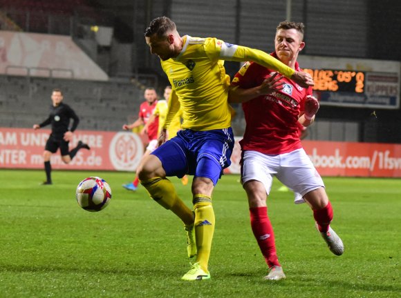 Lucas Hermes wird von FKP-Kapitän Marco Steil ausgebremst, der der Mainzer U23 den frühen Rückstand beschert hatte.