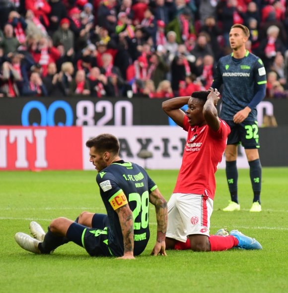Ridle Baku mochte es nicht glauben: Soeben hatte er eine Großchance zum 1:0 vergeben. Es sollte noch schlimmer kommen.
