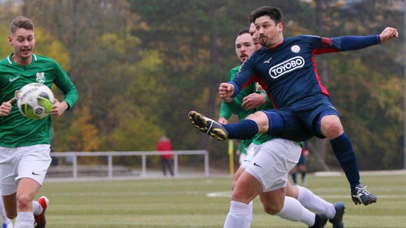 Fabio Di Dio Parlapoco geht artistisch in den Zweikampf, kann aber nicht kontrolliert abschließen. Trotz aller Bemühungen tat der FC Basara sich schwer, den Ball auf das Marienborner Tor zu bringen.