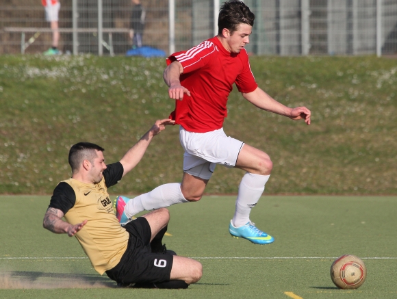 Nach dem Seitenwechsel machten Patrick Wagner (hier gegen Marco Kiene) und der SV Klein-Winternheim zwar viel Druck, fanden aber kein Mittel, um die Mommenheimer Defensive zu überwinden.