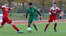 Duc Hai Thai (M.) besaß Mitte der ersten Halbzeit eine der besten Chancen zur Hechtsheimer Führung, schob den Ball aber am Tor vorbei, nachdem er Keeper Paul Bienefeld schon ausgespielt hatte.