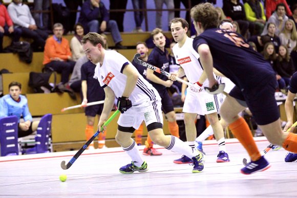 Immer ein Highlight der Hockey-Hallenrunde sind die Begegnungen des TSV Schott (v. l. Simon Jacob, Max Dürkop) gegen den Wiesbadener THC. Die Runde beginnt für den TSV am Sonntag in Wiesbaden.