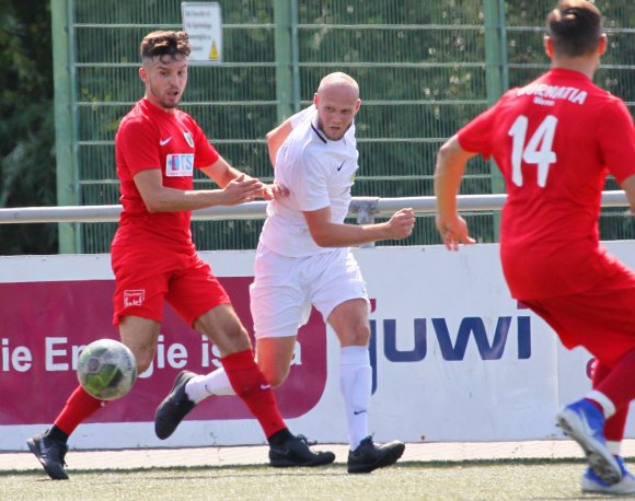 Gegen die Wormatia-Zweite holte der VfB (Mitte: Leon Porsch) beim Saisonauftakt einen Zähler und tritt nun als frisch gebackener Herbstmeister beim Tabellenneunten an.