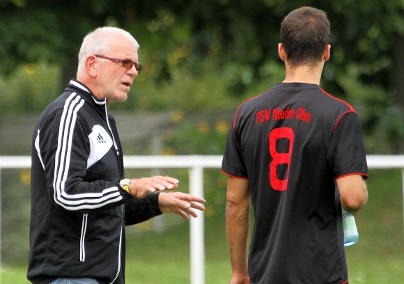 Die erste Niederlage in der Bezirksliga schnell abhaken, das ist der Tipp, den Trainer Wolfgang Hammer (l.,mit Ivo Schedereit) nach dem verlorenen Spiel mit dem FSV Nieder-Olm gegen Nibelungen Worms seinen Spielern gegeben haben wird. Am Samstag beim TSV Zornheim treffen die Nieder-Olmer auf ein Team, das ebenso gerade erstmals als Verlierer vom Platz ging.