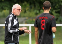 Die erste Niederlage in der Bezirksliga schnell abhaken, das ist der Tipp, den Trainer Wolfgang Hammer (l.,mit Ivo Schedereit) nach dem verlorenen Spiel mit dem FSV Nieder-Olm gegen Nibelungen Worms seinen Spielern gegeben haben wird. Am Samstag beim TSV Zornheim treffen die Nieder-Olmer auf ein Team, das ebenso gerade erstmals als Verlierer vom Platz ging.