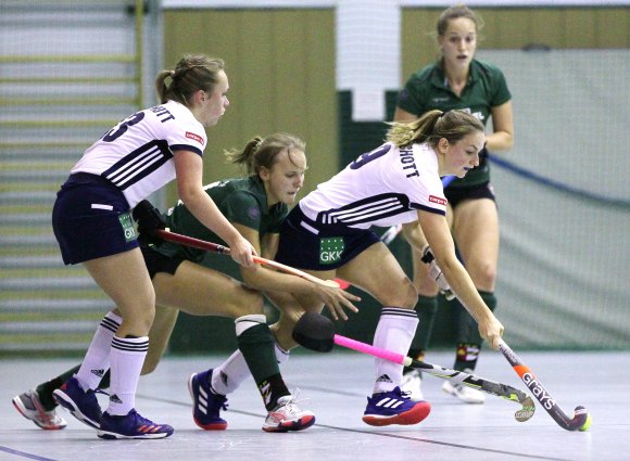 Stets unter Druck: Der TSV Schott mit Dana Becker (l.) und Larissa Dolezilek tat sich schwer, sich der frühen Attacken der Gäste zu erwehren. 