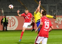 An Simon Brandstetter (l.) können sich die Spieler der U23 für die Rückrunde orientieren. Der Stürmer war mit sieben Treffern der erfolgreichste Mainzer Torschütze der Hinrunde.