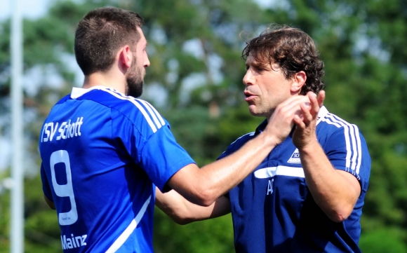 Bis zur Winterpause müsse sich die Mannschaft noch etwas steigern, sagt Schott-Trainer Ali Kayhan Cakic (hier mit Angreifer Can Özer), in der Rückrunde werde das Team dann eine deutlich bessere Rolle spielen.