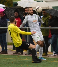 Notfalls kann ein rappender Lirion Aliu (r.) für gute Stimmung sorgen. Noch besser wäre es freilich, die TuS Marienborn garnierte ihre neue Spielweise mit ein paar Toren.