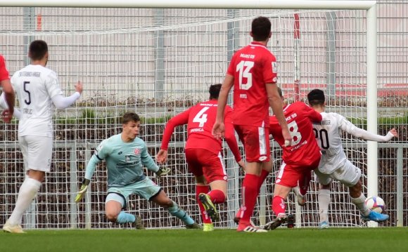Eben fällt das 0:2, Serhat Ilhan (r.) ist der Torschütze.