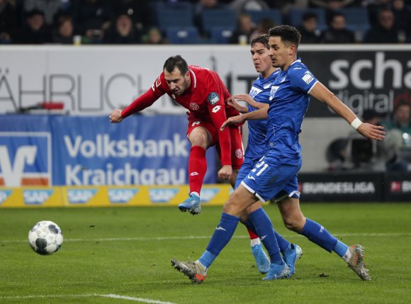 Mit viel Körpereinsatz und dem rechten Fuß erzielte Levin Öztunali gegen die TSG Hoffenheim in der 34. Minute das 1:0.