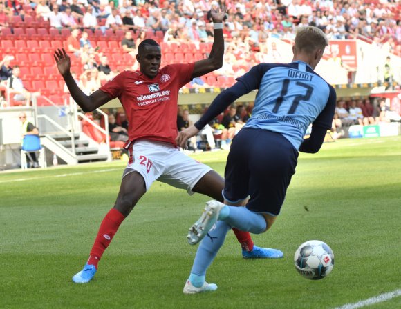 Bei seinen ersten Einsätzen im 05-Trikot (hier am zweiten Spieltag gegen Borussia Mönchengladbach) war Edimilson Fernandes nicht als Zweikämpfer aufgefallen. Am Sonntag in Hoffenheim sah das anders aus.