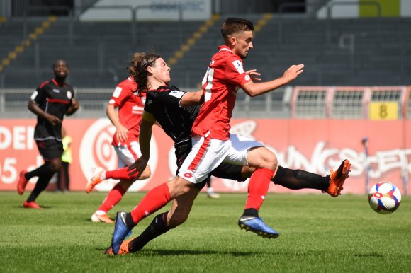 Nils Lihsek, hier im Zweikampf mit RW-Kapitän Thilo Krämer, bereitete beim 2:0-Heimsieg beide Treffer von Lucas Hermes vor.