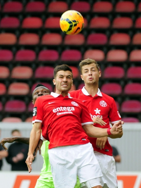 Noch tut sich die U23 des FSV Mainz 05 in der Dritten Liga schwer. Alexander Hack (r., mit Sebastian Gärtner) will mit seiner Erfahrung dazu beitragen, dies zu ändern.