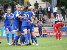 Das war erst der Anfang: Die Schott-Frauen bejubeln den Ausgleichstreffer durch Meike Weber nach 22 Minuten. 
