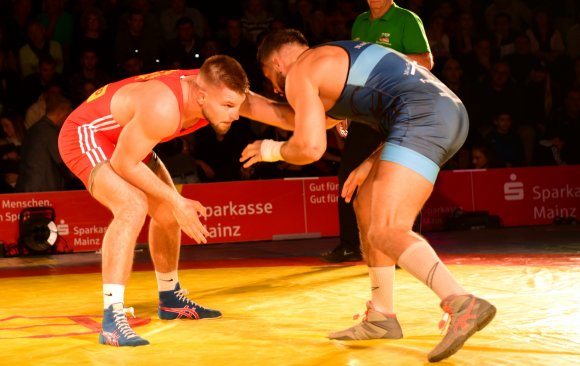 Mit Johannes Demls (l.) Sieg gegen Kubilay Cakici im ersten Kampf nach der Pause war klar, dass die 88er das Derby unter normalen Umständen nicht mehr verlieren würden.