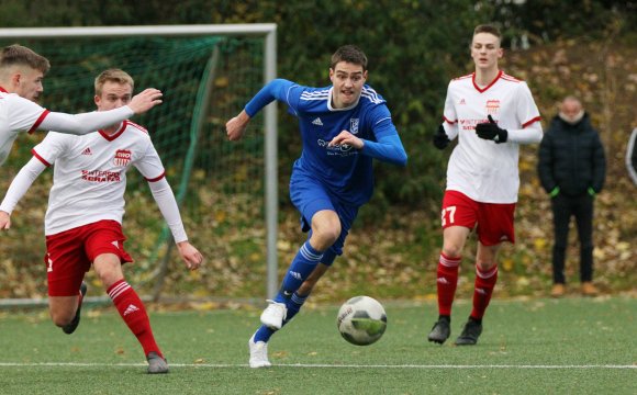 Am Vorwärtsdrang, wie ihn hier auch Lukas Helbach an den Tag legt, mangelte es der TSG gegen RWO Alzey nicht. Torgefahr brachte dies aber zu wenig ein.