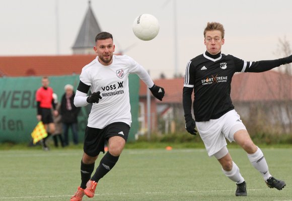 Antonio Agati (l.) und der TSV Zornheim mussten sich der größeren Zweikampfhärte und dem Siegeswillen des FSV Saulheim (r. Cedric Schmitt) geschlagen geben.