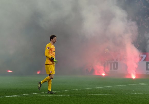 Eintracht-Torhüter Frederik Rönnow verließ kurz nach halb neun das Rotlichtmilieu, in das Frankfurter Fans den Bereich vor ihrem Block verwandelt hatten...