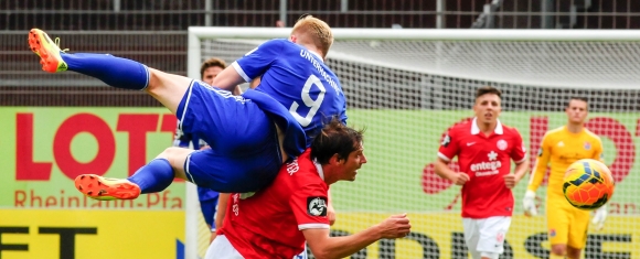 Die 05er hatten zwar auch ihre guten Phasen. Letztlich aber wurden sie von der SpVgg Unterhaching überrollt, wie Michael Falkenmayer in dieser Szene von Andreas Voglsammer.