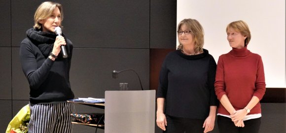 Abteilungsleiterin Stefanie Kaul (l.) dankte einem Duo, ohne das bei den USC-Leichtathleten vieles nicht funktionierte: Susanne Berlinghoff (M.) und Cordula Jendras.