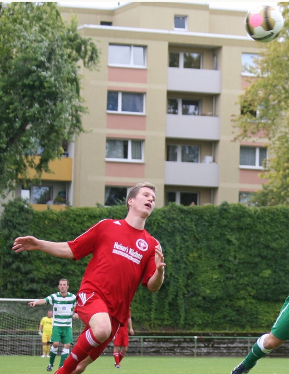 Im Heimspiel gegen TuS Altleiningen flog der Ball noch über Nils Haller hinweg, diesmal traf der Neuzugang zum wichtigen Führungstreffer beim FC Speyer. 