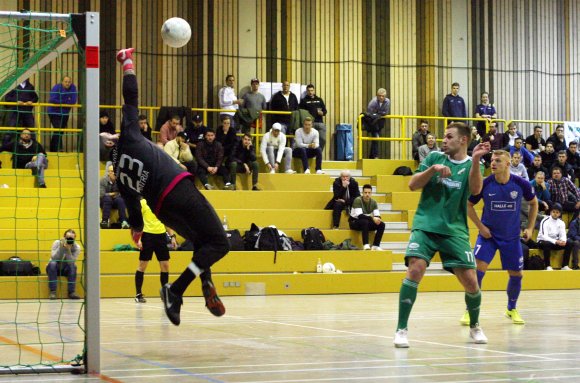 Die Finalisten des Jahres 2018, Fortuna Mombach und Alemannia Waldalgesheim, sind auch in diesem Jahr wieder dabei. Insgesamt ist die Bereitschaft der Vereine, am Hallenkick der Kreis-Schiedsrichtervereinigung teilzunehmen, deutlich rückläufig.