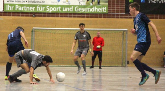 Elferduell zwischen Fortuna Mombach (graues Trikot: Matteo Carista) und dem FC Livingroom (l. Michael Göbel): Die 1:5-Niederlage des Landesligisten war die einzige dicke Überraschung des ersten Turniertages, allerdings waren die Mombacher bereits qualifiziert.