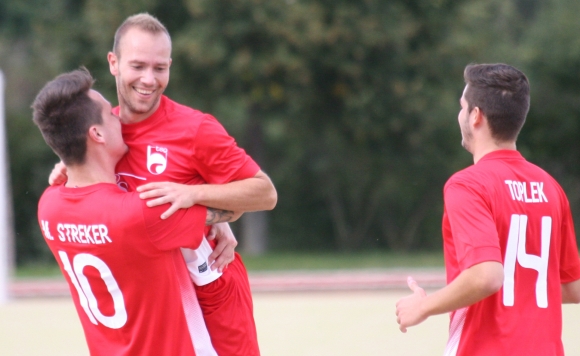 Das war nur der Anfang: Marco Streker (l.) und Christian Toplek (r.) lassen ihren Stürmer Alexkandra Petreski für das 2:0 hochleben, der erste von vier Treffern des Neuzugangs an diesem Tag.