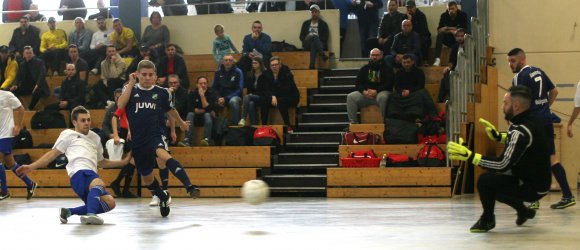 Leon Dorsheimer von Landesligist TSG Bretzenheim 46 (l. ) prüft Pasquale Patria im Tor des Titelverteidigers Alemannia Waldalgesheim. Der Verbandsligist gewann zwar diese wie die letzte Partie gegen den FC Aksu Diyar nur mit einem Treffer Differenz, hatte am Ende aber als einziger Teilnehmer ausschließlich Siege eingesammelt.