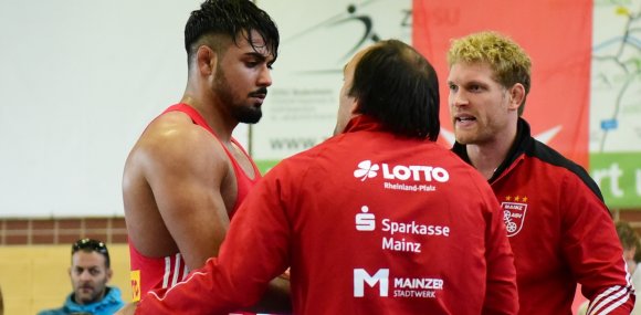 Etka Sever (l.) musste in Heilbronn ins Schwergewicht aufrücken, wo er es mit Eduard Popp zu tun bekam. Der könnte am Samstag auf Gabriel Stark (r.) zukommen.