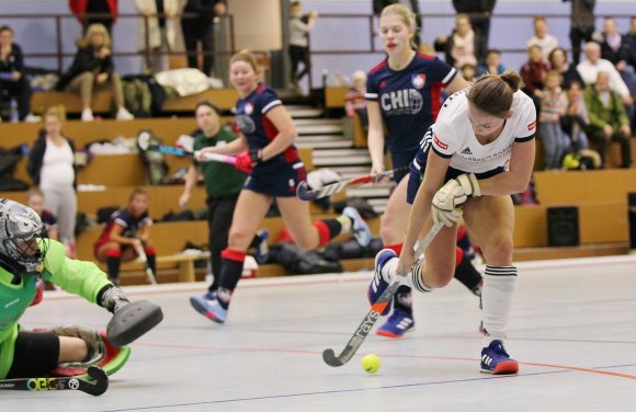 Nicht unter Kontrolle bekommt Larissa Dolezilek den Ball nach einem Zuspiel aus der eigenen Hälfte. 